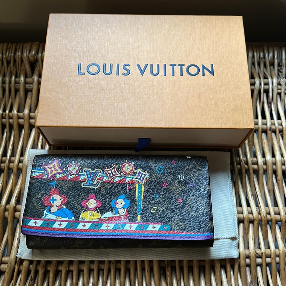 Louis Vuitton Limited Edition Sarah Holiday Wallet. - Picture 1 of 11